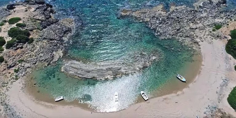 Το «δίδυμο αδελφάκι» της Βοϊδοκοιλιάς -Μια παραλία που δεν την πιάνει το κύμα (βίντεο)